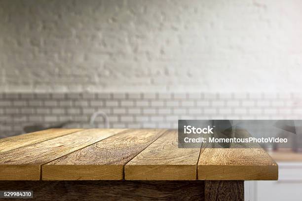 Foto de Mesa De Madeira Em Fundo Desfocado De Cozinha e mais fotos de stock de Mesa - Mobília - Mesa - Mobília, Na Beira, Mesa de Jantar