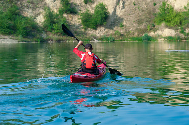 человек, каякинг на реку, вид сзади - rowboat river lake nautical vessel стоковые фото и изображения