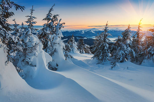 neve derive e principale - sunrise mountain winter arctic foto e immagini stock