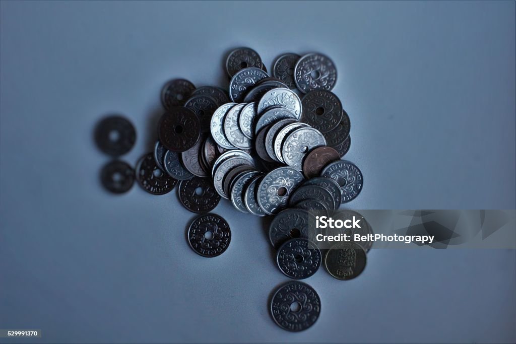 Danske mønter øre og kroner Et billede af danske penge, øre og kroner på en hvid  baggrund Danish Currency Stock Photo