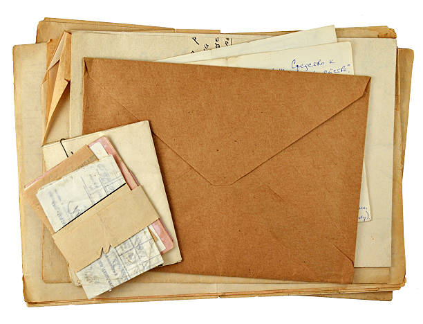 stapeln von alten buchstaben - old envelope stock-fotos und bilder