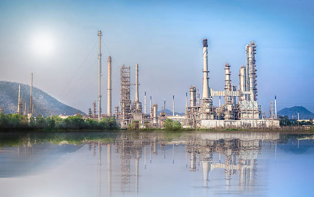 impianto di raffineria di petrolio e gas con cielo blu, - petrochemical plant oil refinery factory outdoors foto e immagini stock
