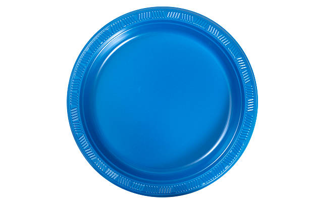 azul desechable los cubiertos de plástico aislado sobre blanco - plate plastic disposable blue fotografías e imágenes de stock