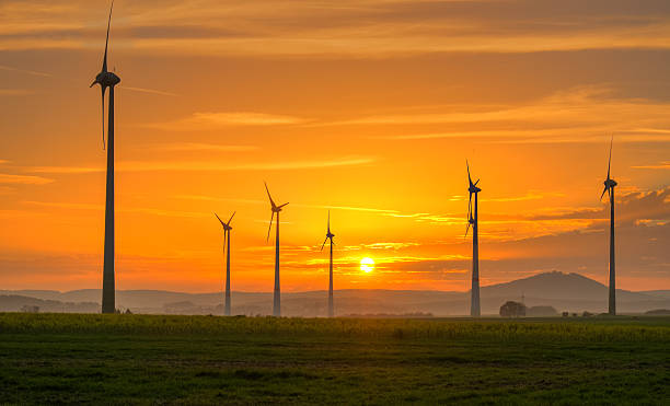 zachód słońca i wiatr silników - energiewende zdjęcia i obrazy z banku zdjęć
