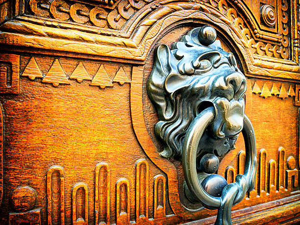 doorknocker - door knocker door lion luxury imagens e fotografias de stock