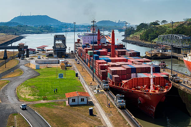 화물 발송 있는 파나마운하. - panama canal panama container ship industrial ship 뉴스 사진 이미지