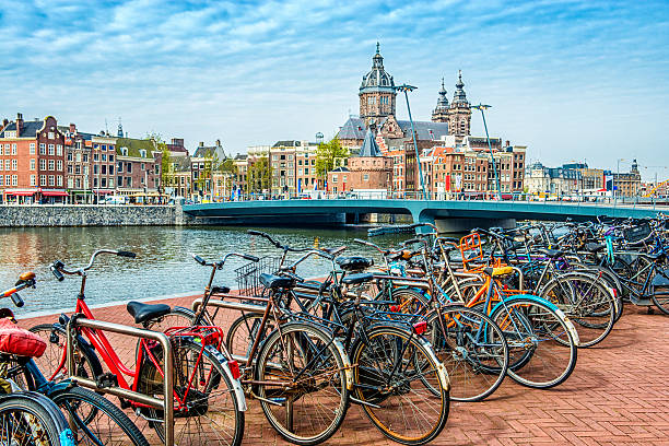 자전거 주차장 옆에 암스텔담 시티 센터 - amsterdam canal netherlands dutch culture 뉴스 사진 이미지