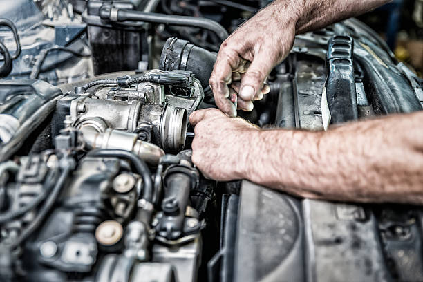 automechaniker arbeitet am motor - vehicle breakdown hood car oil change stock-fotos und bilder