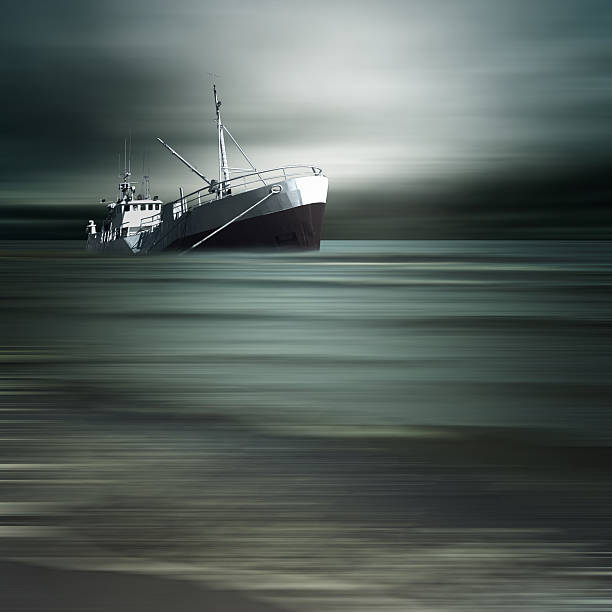 gran barco aground en vehemente clima de color - sailing ship shipping beached industrial ship fotografías e imágenes de stock