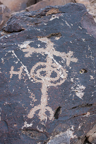 sloan canyon petroglyphs - cave painting prehistoric art north american tribal culture nevada zdjęcia i obrazy z banku zdjęć