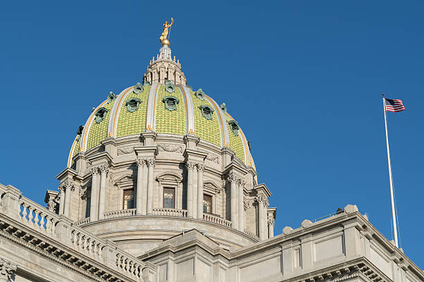 dôme du capitole de pennsylvanie - pennsylvania harrisburg government state photos et images de collection