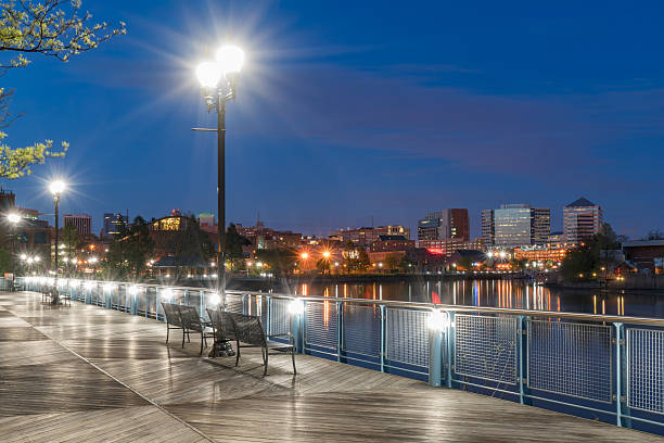 riverfront wilmington, delaware, de nuit - delaware photos et images de collection