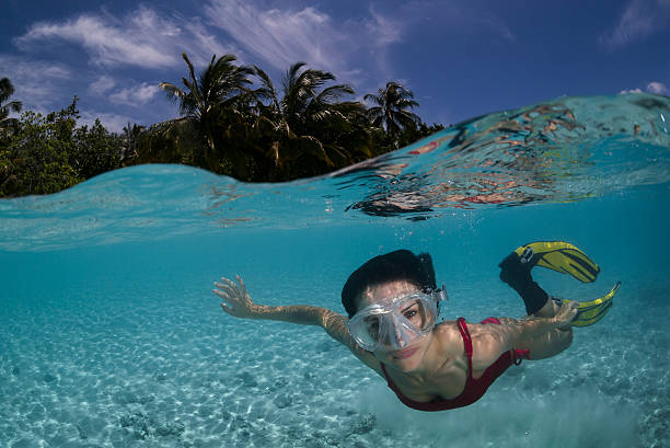 Donna snorkeling nei pressi di isola - foto stock