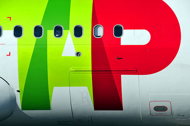 toque em portugal aeronaves no aeroporto de lisboa - tap airplane imagens e fotografias de stock