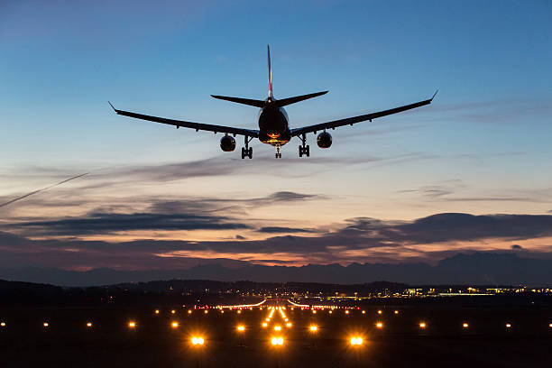 landung flugzeug - passagierflugzeug stock-fotos und bilder