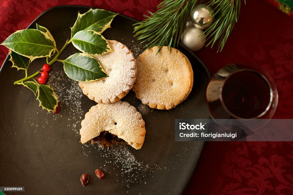 Christmas pastry mince pie and mulled wine traditional christmas pastry with spiced mulled wine glass Mince Pie Stock Photo