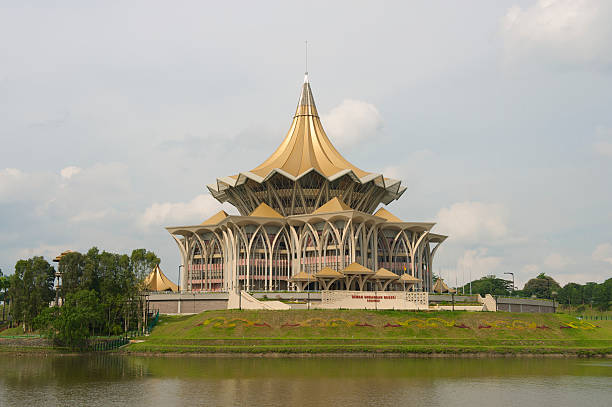 estado assembleia legislativa building, kuching, malásia. - sarawak state - fotografias e filmes do acervo