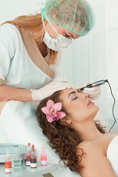 istock Young Beautiful  Woman Having Permanent Make-up (Tattoo) 530101791