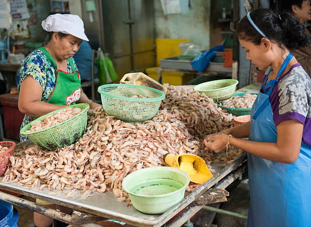 mulheres de peeling camarões, bangcoc, tailândia - bangkok mcdonalds fast food restaurant asia - fotografias e filmes do acervo