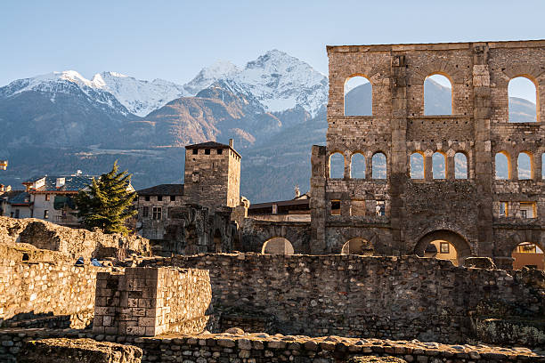 teatro romano, aosta, valle d'aosta, itália - valle daosta - fotografias e filmes do acervo