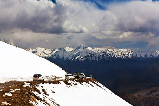 khardung la carte, inde - himalayas cloud mountain peak cloudscape photos et images de collection