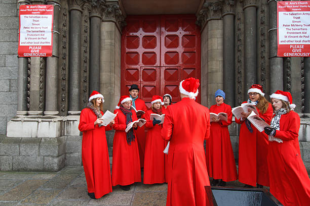 рождество в дублине: carolers петь в церковь св. анны - dublin ireland place of worship church travel destinations стоковые фото и изображения