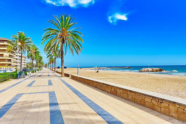 front de mer, plage, côte en espagne. - beach water coastline waterfront photos et images de collection