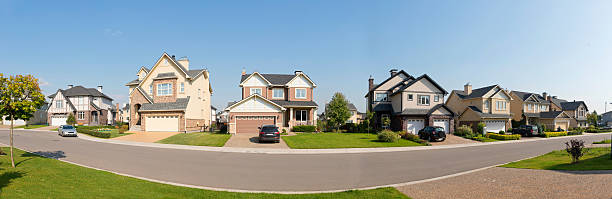 nova casa suburbanas, na tarde de verão ensolarado - lawn residential district landscaped community - fotografias e filmes do acervo