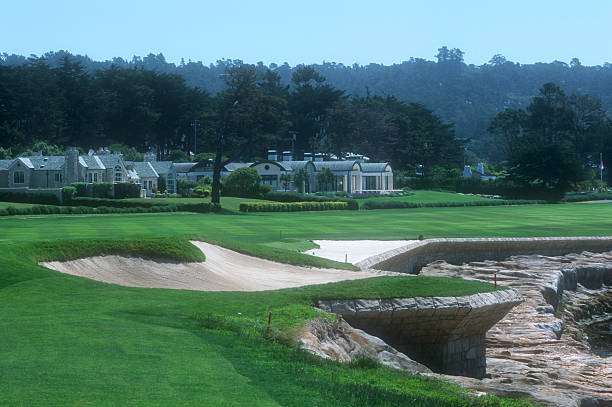 campo de golfe em pebble beach, na península de monterey - pebble beach california golf golf course carmel california - fotografias e filmes do acervo