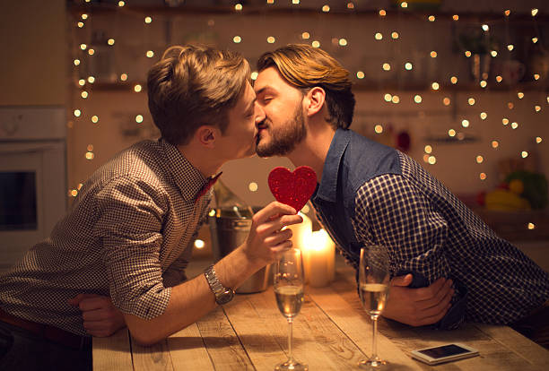 foto de una pareja gay celebración del día de san valentín. - gay man homosexual men kissing fotografías e imágenes de stock