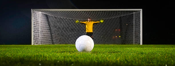 stornierungsgebühr kick - penalty soccer penalty shoot out goalie stock-fotos und bilder
