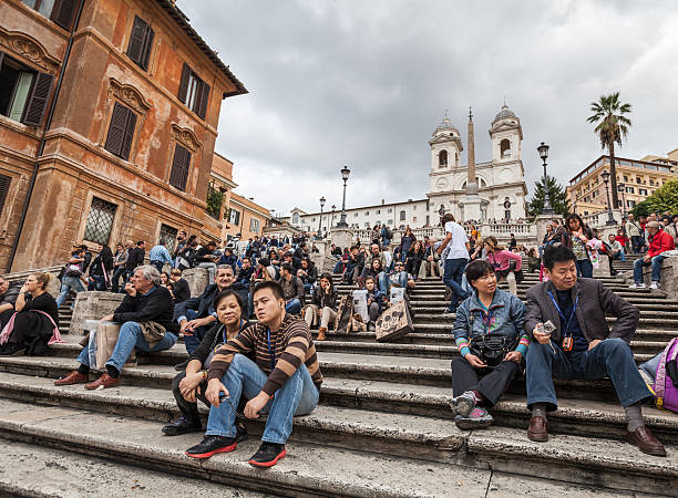 азиатского туристов на нескольких шагах от trinita dei monti - piazza di spagna spanish steps church trinita dei monti стоковые фото и изображения