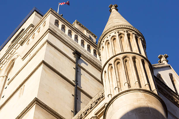 royal courts of justice no the strand, londres - castle famous place low angle view england - fotografias e filmes do acervo