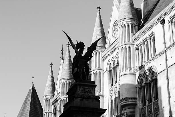 temple bar monumento em royal courts of justice, londres - gothic style fotos imagens e fotografias de stock