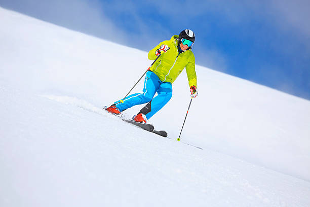 herren-schnee-ski alpin auf sunny winter sports ski-resorts - carving skiing stock-fotos und bilder
