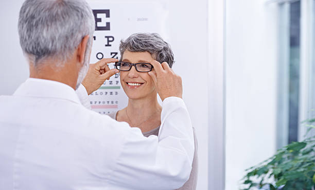 este sapato é perfeito para si - patient happiness cheerful optometrist imagens e fotografias de stock