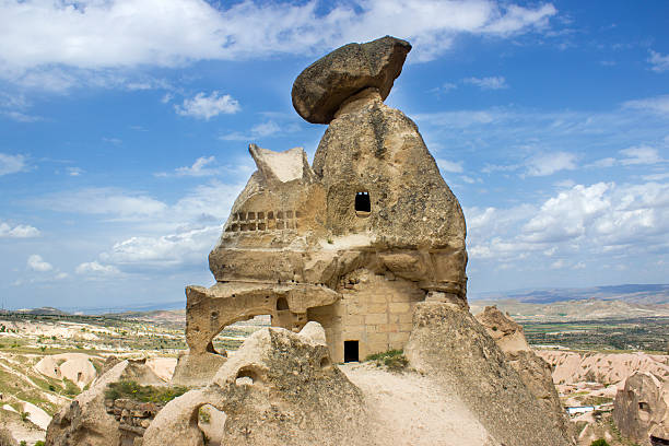 chaminés de fada na capadócia, turquia - goreme rural scene sandstone color image - fotografias e filmes do acervo