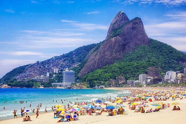 ipanema beach w rio de janeiro, brazylia - brazil beach copacabana beach recreational pursuit zdjęcia i obrazy z banku zdjęć