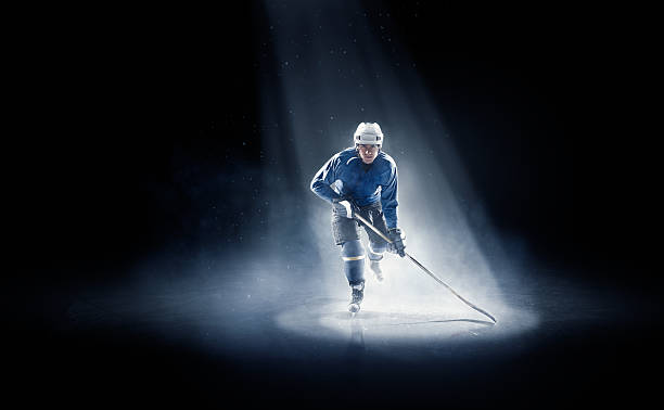 ice hockey player jest omówienie - sport winter speed skating speed zdjęcia i obrazy z banku zdjęć