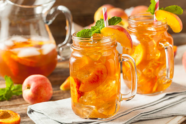 frescas caseiras pêssego doce chá - peach juice imagens e fotografias de stock