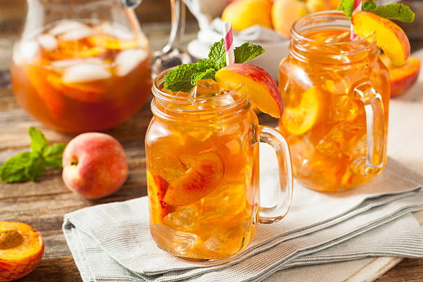 свежие домашние персиковый сладкий чай - ice tea ice cube ice tea стоковые фото и изображения