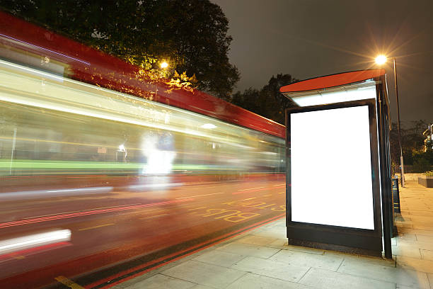 맹검액 게시판 bus stop - commercial sign illuminated urban scene outdoors 뉴스 사진 이미지