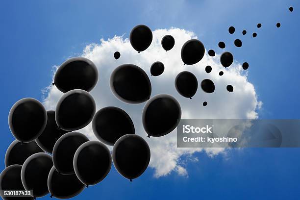 たくさんのブラックの風船は空の移動 - カラー画像のストックフォトや画像を多数ご用意 - カラー画像, コンセプト, フルフレーム