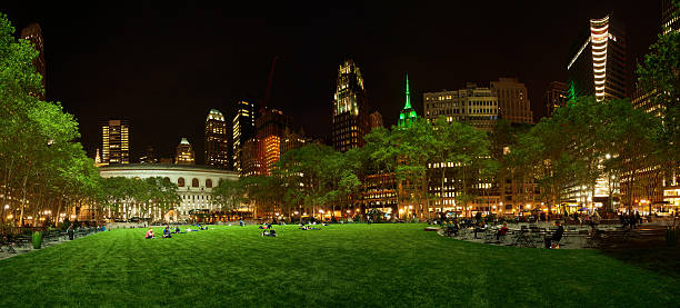 ブライアントパーク 全景 夜ににエンパイアステート、緑色 - new york public library ストックフォトと画像