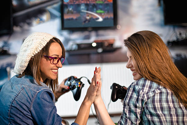 młoda kobieta gra wideo gra - video game friendship teenager togetherness zdjęcia i obrazy z banku zdjęć