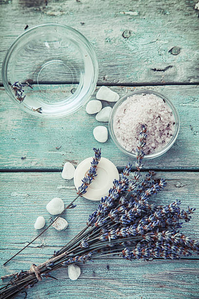 spa à la lavande - lavender spa treatment health spa flower photos et images de collection