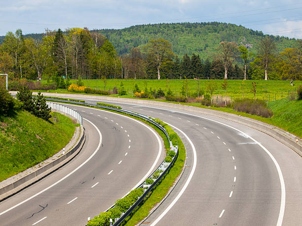 estrada principal de duas faixas rodar para a esquerda - multiple lane highway highway car field imagens e fotografias de stock