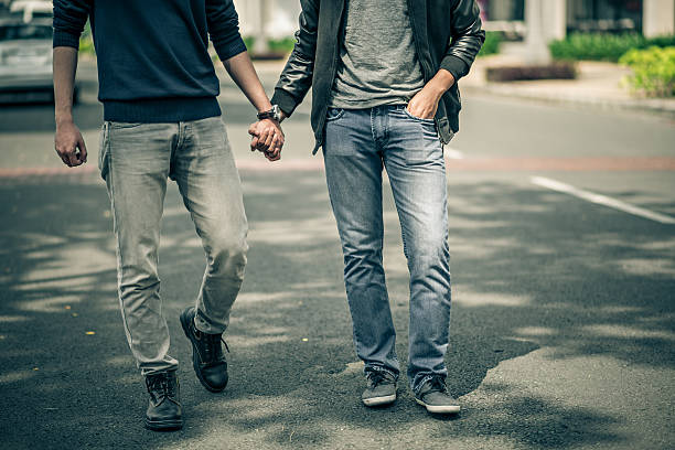 pareja gay - couple human hand holding walking fotografías e imágenes de stock