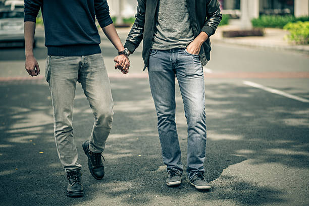 coppia gay - couple human hand holding walking foto e immagini stock