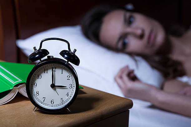 despertador com 3 a. m. - sleeping insomnia alarm clock clock - fotografias e filmes do acervo